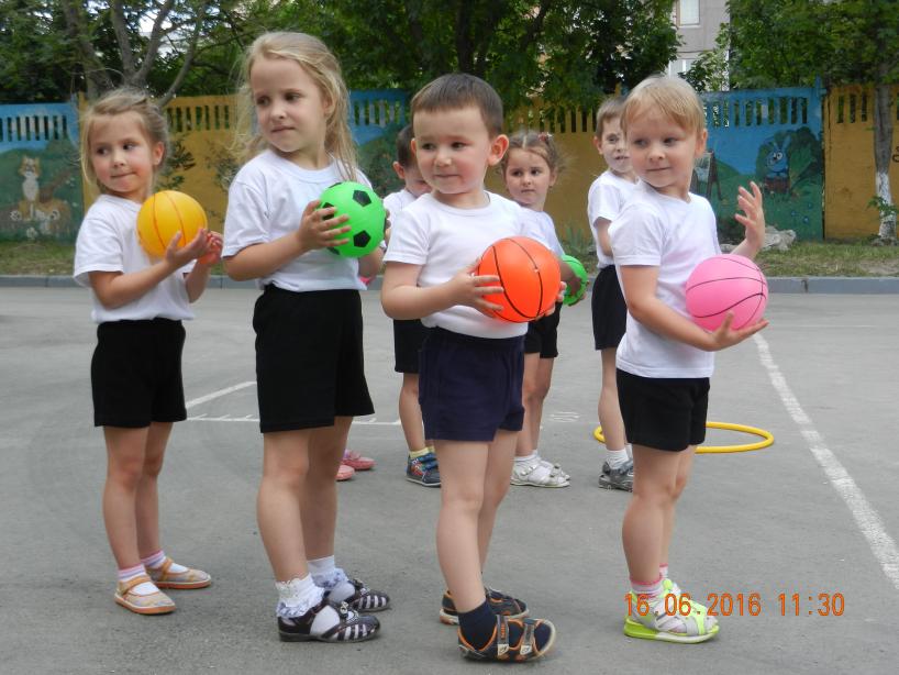 Спортивное развлечение цель. Конкурсы с мячиками. Спортивное развлечение для мам в детском саду. Семейные конкурсы с мячами. Люди конкурсы с мячом.